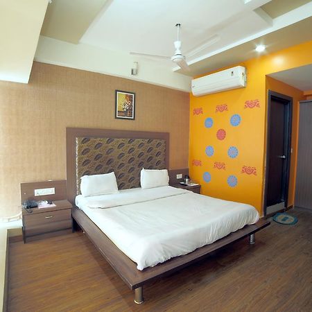 Hotel Avion Inn Ahmedabad Bagian luar foto
