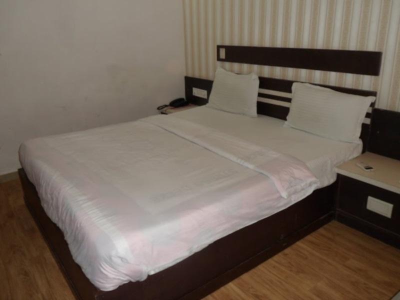 Hotel Avion Inn Ahmedabad Bagian luar foto