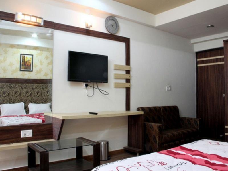 Hotel Avion Inn Ahmedabad Bagian luar foto