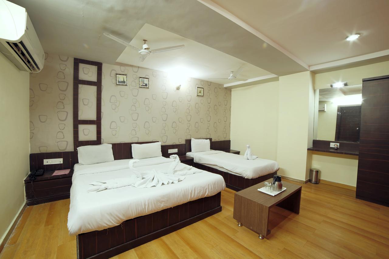 Hotel Avion Inn Ahmedabad Bagian luar foto