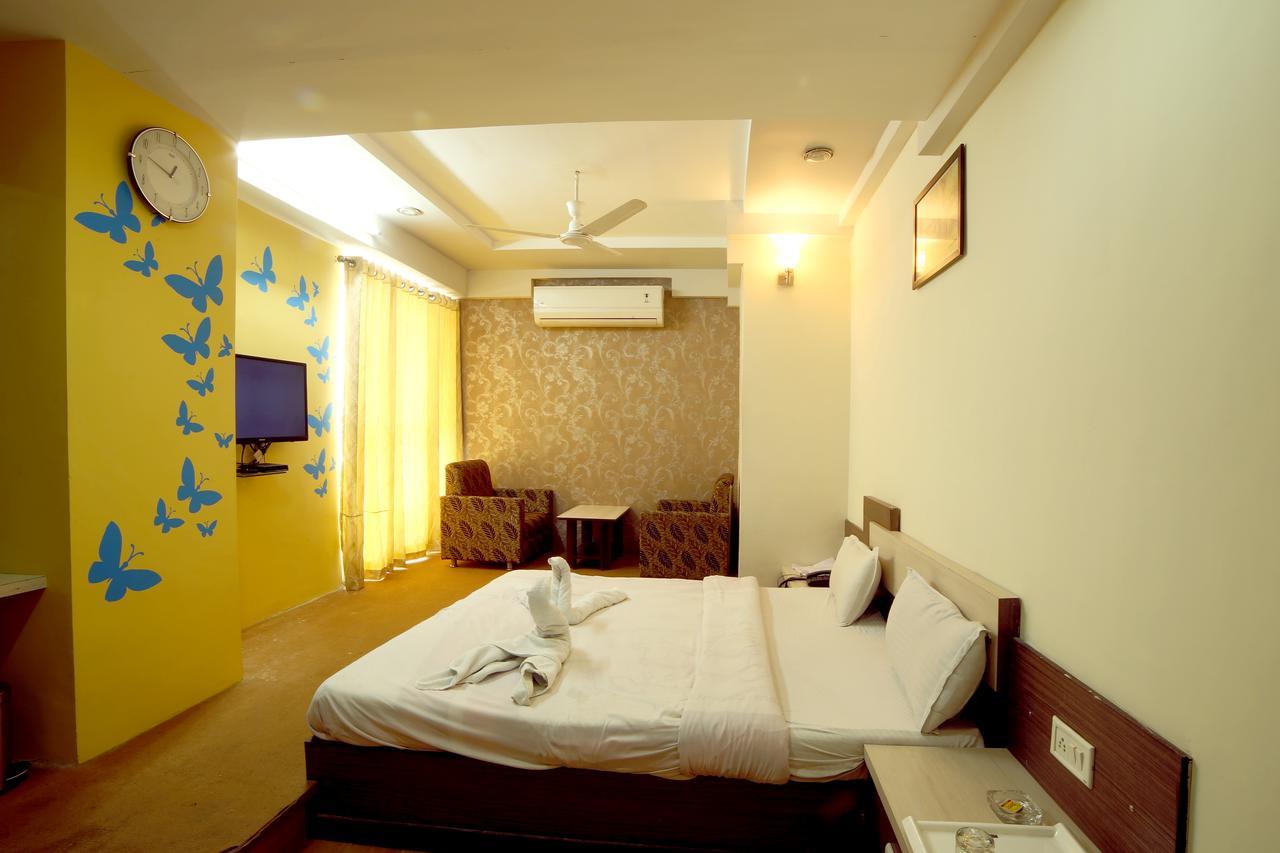 Hotel Avion Inn Ahmedabad Bagian luar foto